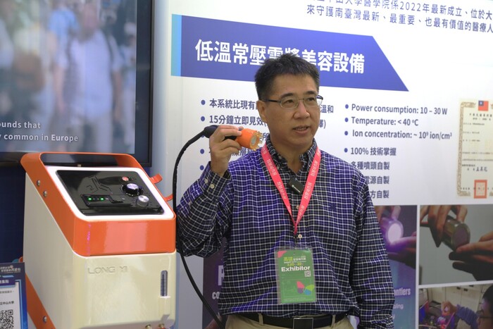 中山大學醫學院副院長、生物醫學科技學系特聘教授林哲信團隊，歷經20年研發出「大面積餘暉放電冷電漿」系統(另開新視窗/jpg檔)圖片